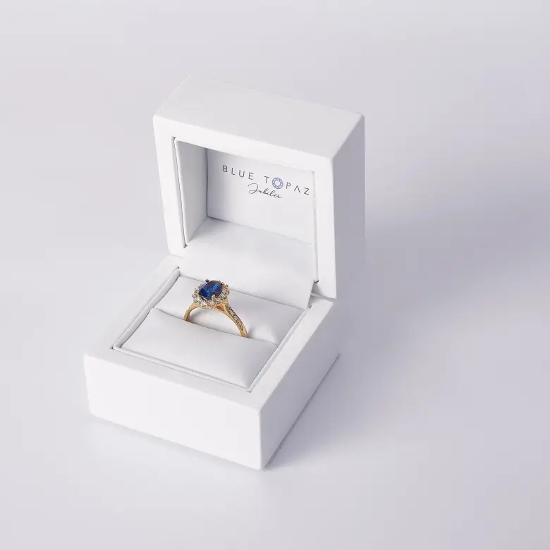 Złoty pierścionek zaręczynowy z szafirem i diamentami